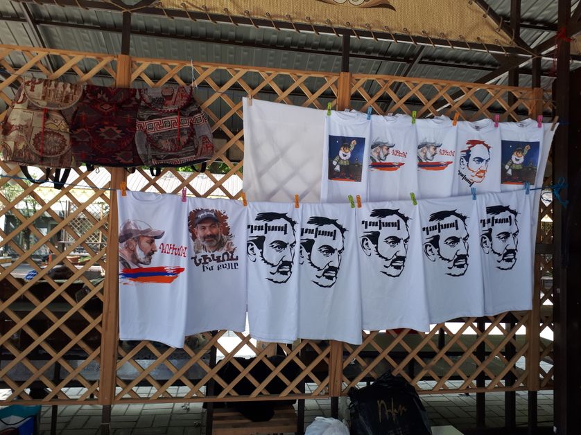De nouveaux tee shirts ont fait leur apparition sur les étalages : à l'effigie de Nikol Pachinian