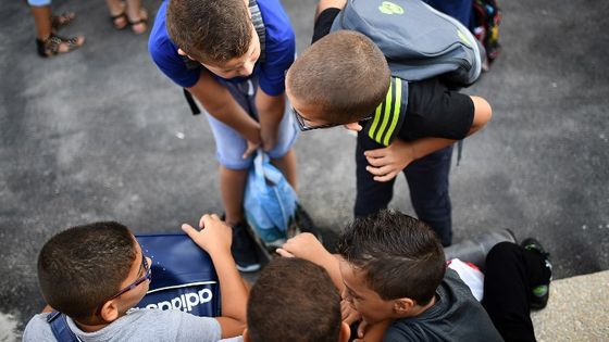 des élèves parlent dans la cour de l'école de Capelette à Marseille ©AFP - ANNE-CHRISTINE POUJOULAT