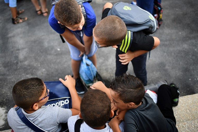 des élèves parlent dans la cour de l'école de Capelette à Marseille