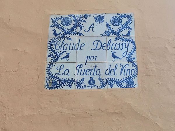 Sur un des murs de la Puerta del vino, une dédicace en faïence blanche et bleue est apposée.