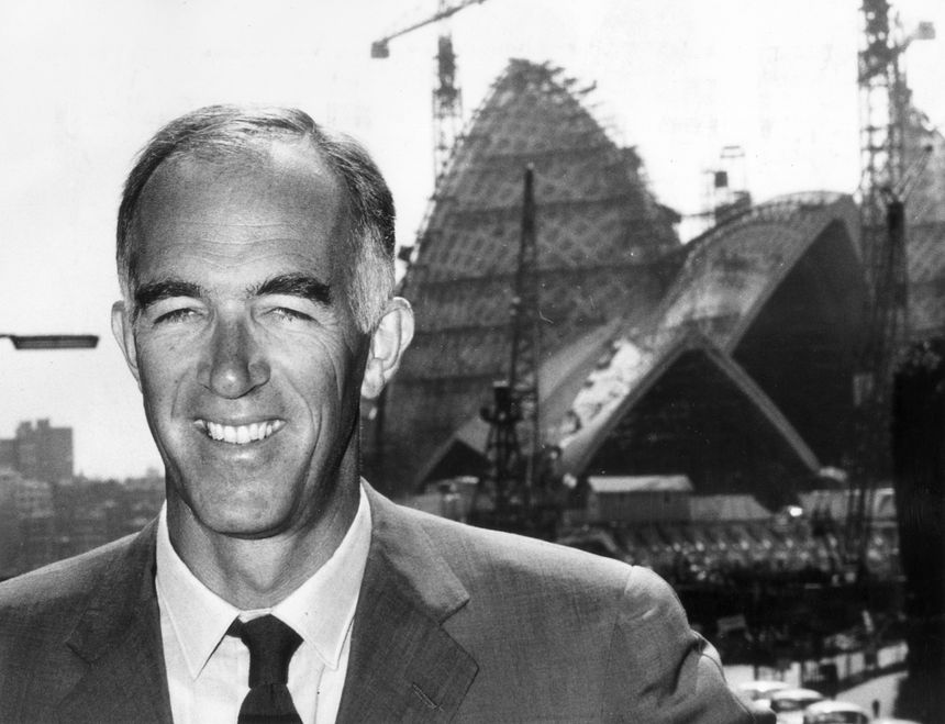 Utzon pose pour les photographes devant son oeuvre en 1965.