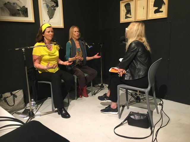 Pendant l'Heure Bleue, Laure Adler face à Carolyn Carlson et Hélène Joguet, l'interprète.