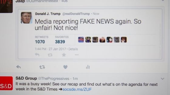 Grâce au site chinois "faketrumptweet.com", on peut écrire de faux tweets signés Donald Trump. Photo d'un faux tweet daté du 27 octobre 2017 ©AFP - Jaap Arriens / NurPhoto