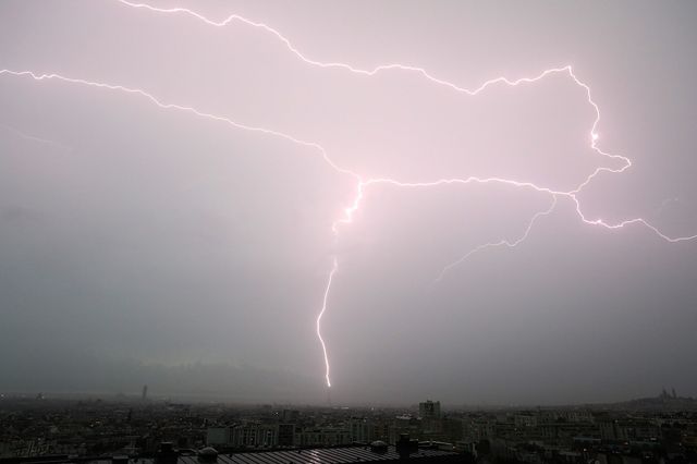 La foudre tombe sur la Tour Eiffel à Paris le 28 mai 2018