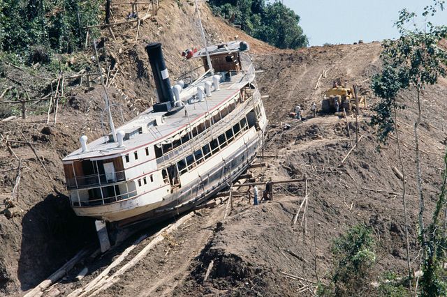 L'invraisemblable projet de Werner Herzog de faire traverser une montagne à un bateau à vapeur de 300 tonnes...