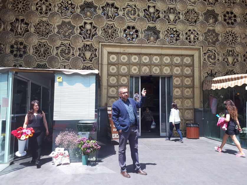L'ancien marché couvert de la ville de Erevan : symbole de l'emprise des oligarques. Racheté par un proche du pouvoir qui n'a gardé que la façade mais a détruit l'intérieur et remplacé le marché traditionnel par un grand supermarché