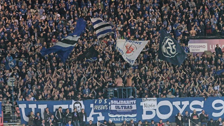 Les public au stade de la Meinau à Strasbourg pour soutenir le RCSA