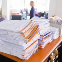 Dossiers de demande CMU (Couverture Médicale Universelle), en attente de traitement à la CPAM (Caisse Primaire d'Assurance Maladie) d'Angoulême
