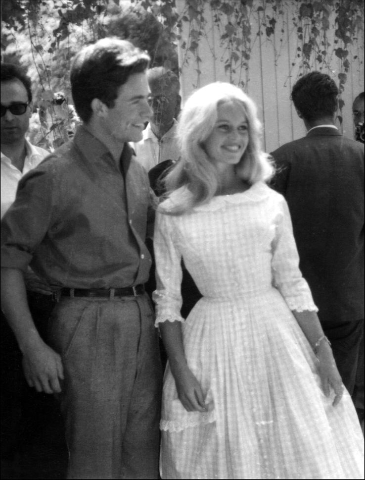 Brigitte Bardot aux côtés de Jacques Charrier, le jour de leur mariage, dans les environs de Paris, le 18 juin 1959.