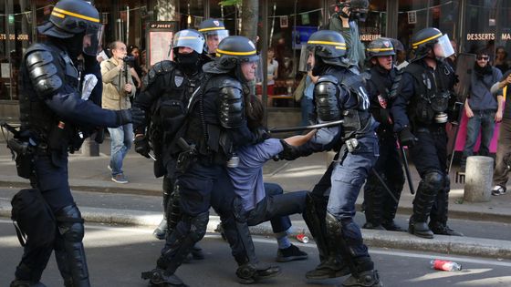 Manifestation du 19 avril 2018 à Paris et intervention de CRS en marge du cortège. ©AFP - ZAKARIA ABDELKAFI