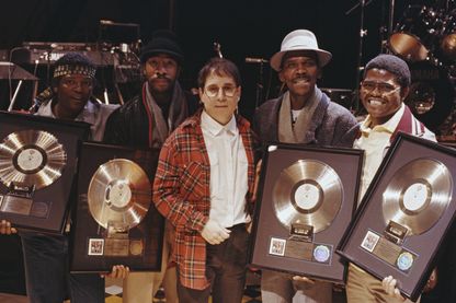En 1987, Paul Simon et quatre des musiciens de l'album reçoivent un Disque d'or pour 'Graceland' En 1987, Paul Simon et quatre des musiciens de l'album reçoivent un Disque d'or pour 'Graceland'