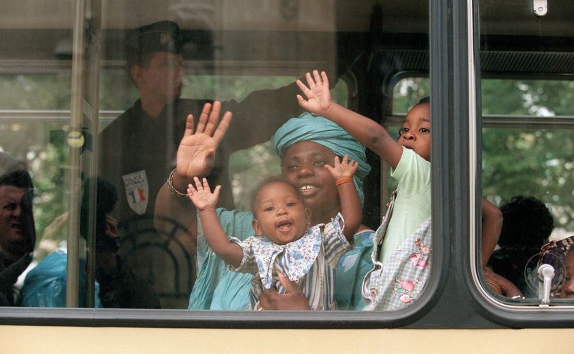 Une femme et ses enfants avant leur transfert vers un centre de rétention administrative