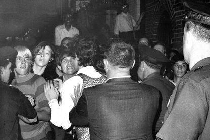 La foule tente d'empêcher les arrestations policières à l'extérieur de l'auberge Stonewall sur Christopher Street à Greenwich Village le 28 juin 1969. La foule tente d'empêcher les arrestations policières à l'extérieur de l'auberge Stonewall sur Christopher Street à Greenwich Village le 28 juin 1969.