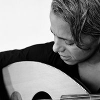 Kamilya Jubran, chanteuse, joueuse d’oud et de quanoun, née en Israël de parents palestiniens.