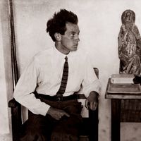 Egon Schiele with dans son atelier à Vienne en1915.