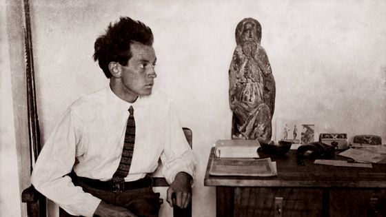 Egon Schiele with dans son atelier à Vienne en1915. ©Getty - Imagno