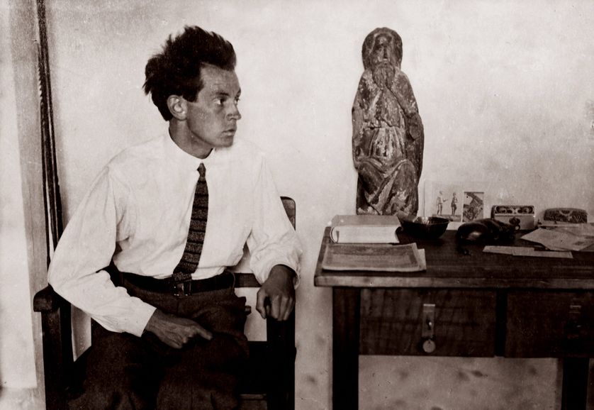 Egon Schiele with dans son atelier à Vienne en1915.