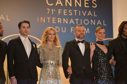 Nicolas Maury, Vanessa Paradis, Yann Gonzalez et Kate Moran au Festival de Cannes pour la présentation "Un couteau dans le coeur" 18 mai 2018 Nicolas Maury, Vanessa Paradis, Yann Gonzalez et Kate Moran au Festival de Cannes pour la présentation "Un couteau dans le coeur" 18 mai 2018