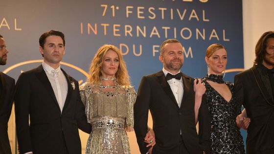Nicolas Maury, Vanessa Paradis, Yann Gonzalez et Kate Moran au Festival de Cannes pour la présentation "Un couteau dans le coeur" 18 mai 2018 ©AFP - Jacky Godard