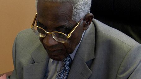 Aimé Césaire, poète et homme politique martiniquais avec Philippe Mouillon, plasticien - Jean-Baptiste Devaux (2003) via Wikimedia commons