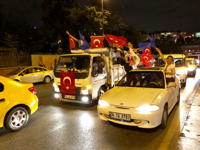 Dans les rues d'Istanbul, les militants de l'AKP, le parti pro-Erdogan, fêtent le deuxième mandat annoncé de leur candidat, le 24 juin 2018