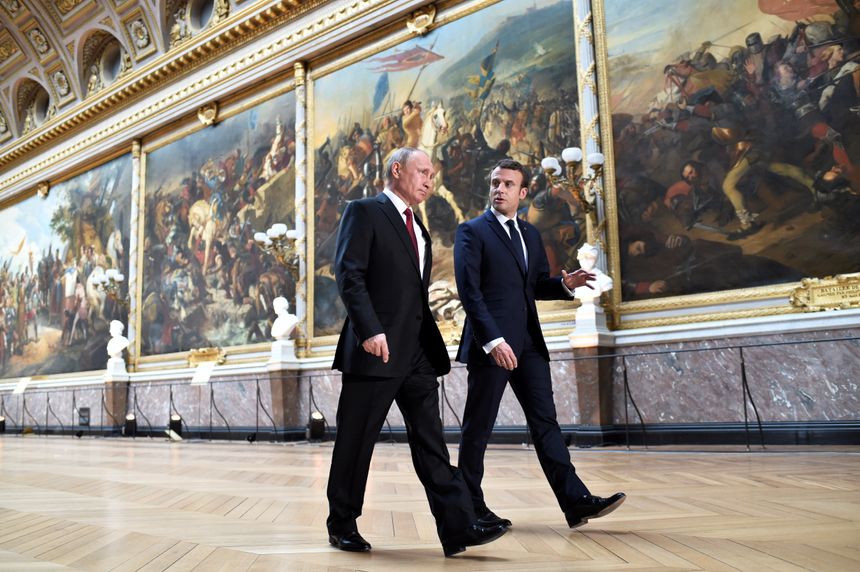 Vladimir Poutine et Emmanuel Macron, dans la galerie des Batailles au château de Versailles, le 29 mai 2018.