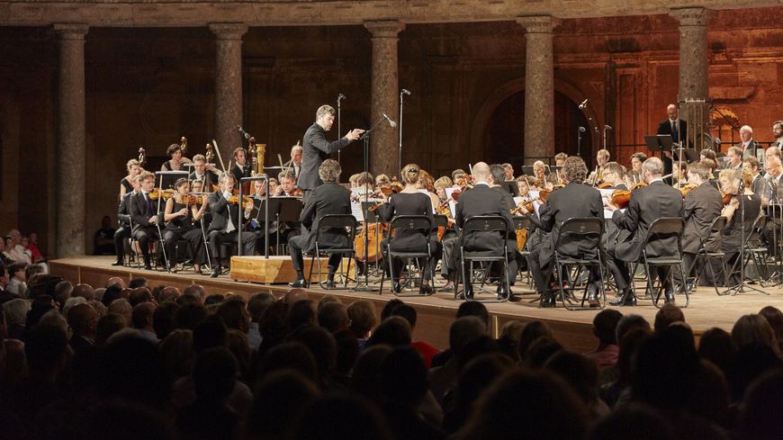 Le chef d'orchestre espagnol Pablo Heras-Casado dirige l'orchestre Les Siècle au sein du Palais de Charles Quint, situé dans L'Alhambra de Grenade