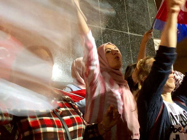 Dans le quartier Beyoğlu à Istanbul des femmes en transe chantent à la gloire de Recep Tayyip Erdogan, dont la réélection a été annoncée : "C’est notre père, c’est notre patrie" (24 juin 2018)