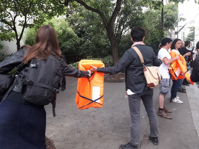 Action "gilet de sauvetage" devant le Sénat, mardi 19 juin 2018.