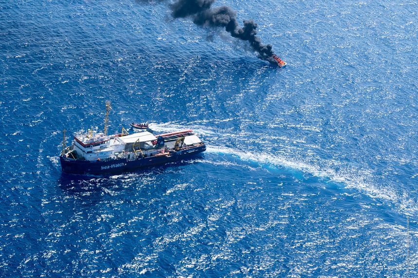 Le Sea-Watch 3 après son intervention décide de brûler le canot.