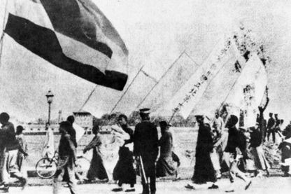 Des étudiants de l'Université de Pékin marchant avec des bannières lors des manifestations du 4 mai en 1919. Des étudiants de l'Université de Pékin marchant avec des bannières lors des manifestations du 4 mai en 1919.