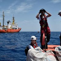 Des sauveteurs de SOS Méditerranée près des côtes libyennes en mai 2018