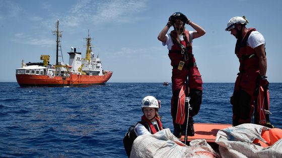Des sauveteurs de SOS Méditerranée près des côtes libyennes en mai 2018 ©AFP - LOUISA GOULIAMAKI