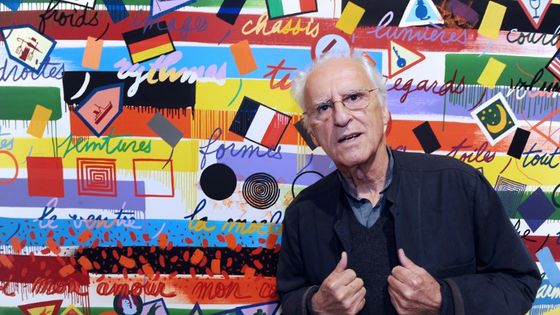 Gérard Fromanger devant l'une de ses oeuvres durant l'inauguration de son exposition à la fondation Leclerc ©AFP - FRED TANNEAU