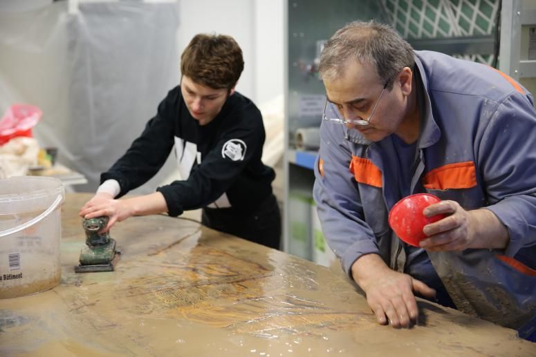 Ève Chabanon et Abou Dubaev conçoivent la pièce The Surplus of the Non Producer dans l'atelier de production de la Fondation, 2018
