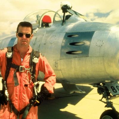 Le corps à corps homme/machine, un fantasme sans cesse renouvelé ? Illustration extraite du film L'Etoffe des héros de Philip Kaufman (1983) d'après la vie de Chuck Yeager, premier aviateur à avoir franchi le mur du son.