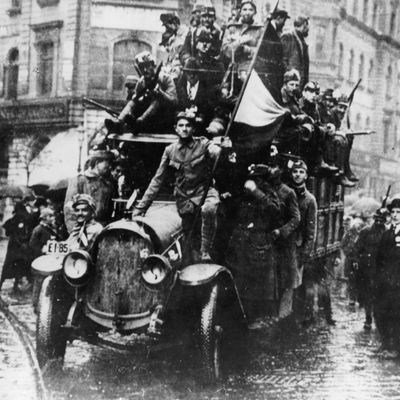 Hongrie : Révolution des Asters / Révolutionnaires à Budapest. L'effondrement de l'Autriche-Hongrie. Des soldats révolutionnaires conduisent un camion dans les rues de Budapest quelques jours avant la proclamation de la République.