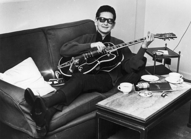 C'est à Roy Orbison, l'un des pionniers du rock & roll, que l'on doit le tube "Oh, Pretty Woman" en 1964. Il pose ici avec sa guitare dans sa chambre au Westbury Hotel de Londres, le 10 octobre 1964.