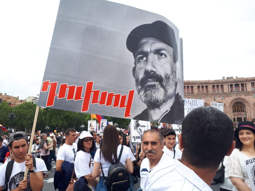 Nikol Pachinian, héros de la révolution et du peuple d'Arménie réuni sur la place de la République à Erevan, le 8 mai 2018
