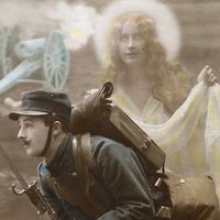 Carte patriotique montrant un soldat en uniforme dans une tranchée protège par un ange
