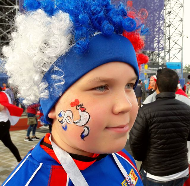 Nikita est russe mais il supporte les Bleus. Maillot de Platini sur le dos et coq sur la joue