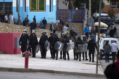 Police marocaine dans les rues d'Al Hoceima (Maroc) le 28 octobre 2017 Police marocaine dans les rues d'Al Hoceima (Maroc) le 28 octobre 2017