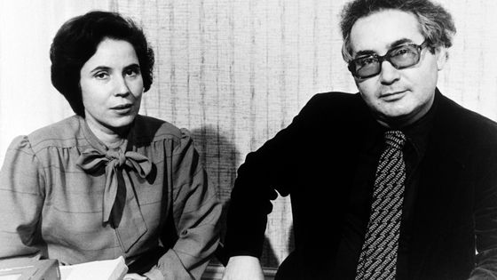 Beate et Serge Klarsfeld à Paris le 5 février 1983, lors d'une conférence de presse ©AFP - AFP PHOTO