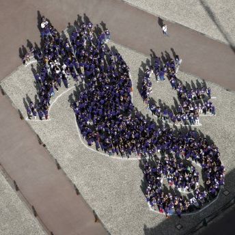 Les gens se rassemblent pour former la forme d'un hippocampe lors d'un événement pour marquer la Journée Alzheimer, devant le Palais de Monaco le 20 septembre 2013.