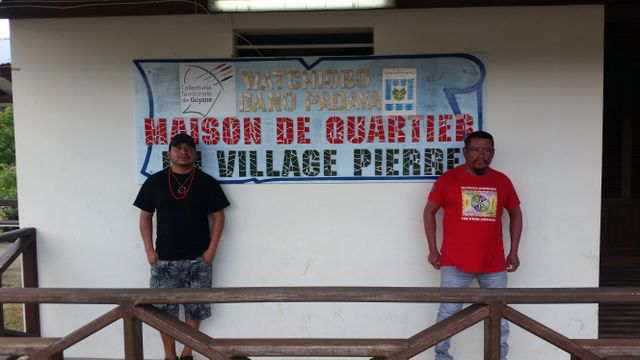 Le chef coutumier et Bernard, un habitant du village Pierre