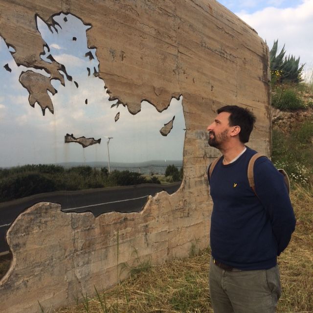 Jean Denant devant "La traversée"