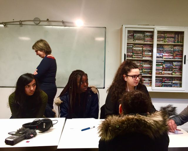 Le groupe chaperonné par Christine Siméone a interviewé des journalistes étrangers réfugiés en France, dont certains ont souhaité garder l’anonymat pour des raisons de sécurité.