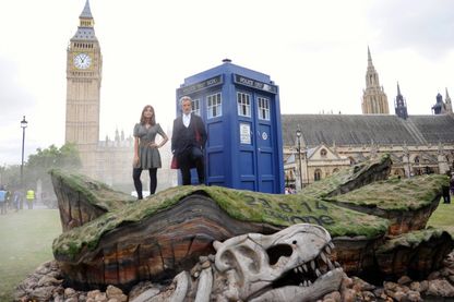 Le Doctor Who , ici dans les épisodes de 2014, était incarné par Peter Capaldi et accompagné de Jenna Colema. Et toujours, le Tardis, une machine à voyager dans le temps et l'espace habilement camouflée en cabine de police britannique Le Doctor Who , ici dans les épisodes de 2014, était incarné par Peter Capaldi et accompagné de Jenna Colema. Et toujours, le Tardis, une machine à voyager dans le temps et l'espace habilement camouflée en cabine de police britannique