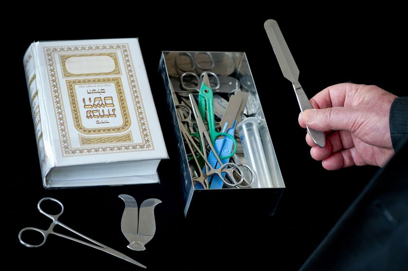 Un rabbin présente les instruments chirurgicaux pour la circoncision à la communauté juive de Hof, dans le sud de l'Allemagne en 2012