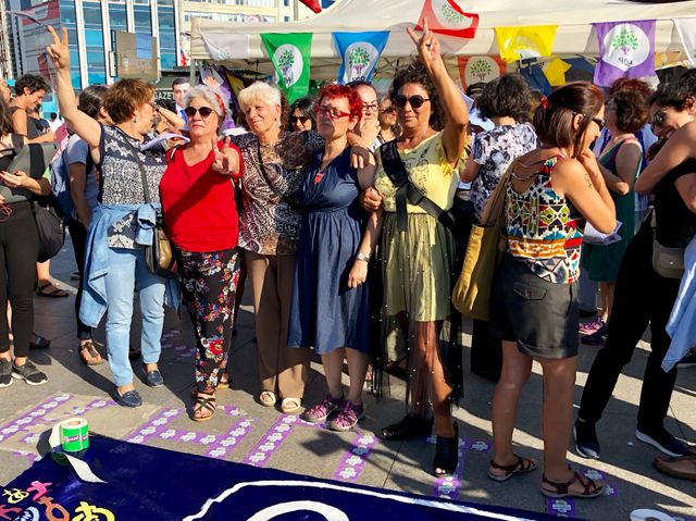 Féministes turques qui manifestent pour leurs droits
